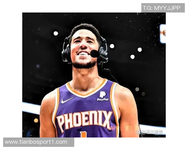 带伤作战的布克在球队中的无私奉献让人难以用言语形容其巨大贡献